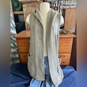 Igigli Sleeveless Hooded long knit cardigan in cream tan front pockets Size M